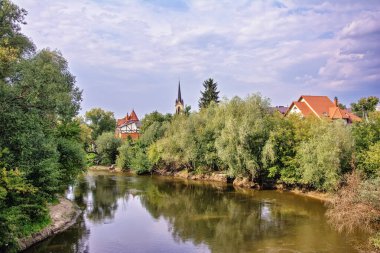 Yaz manzarası - Kiliseler, tapınaklar ve bulutlu bir günde park edilen nehir kıyısı (Lutsk, Ukrayna)).