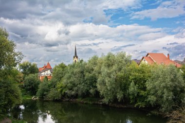 Yaz manzarası - kiliseleri, tapınakları ve bulutlu bir günde parkı olan nehir kıyısı (Lutsk, Ukrayna).