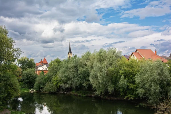 Yaz Manzarası Kiliseleri Tapınakları Bulutlu Bir Günde Parkı Olan Nehir — Stok fotoğraf