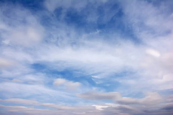 Błękitne Niebo Chmurami Słoneczny Dzień — Zdjęcie stockowe