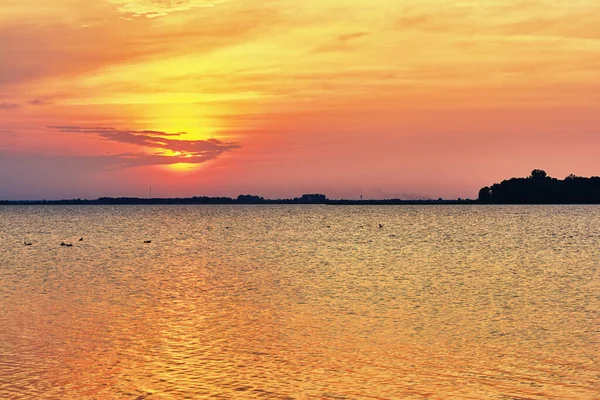 Puesta Sol Sobre Lago Silueta Orilla Opuesta Cielo Refleja Agua — Foto de Stock