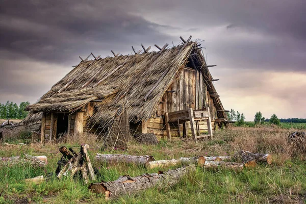 Starożytny Autentyczny Drewniany Dom Pod Burzliwym Niebem — Zdjęcie stockowe