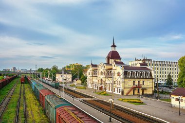 Kasvetli bir sabahta Lutsk (Ukrayna) tren istasyonunda.