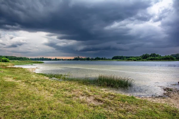 Paesaggio Estivo Nuvole Tempesta Pioggia Sul Lago Sulle Sue Rive — Foto Stock