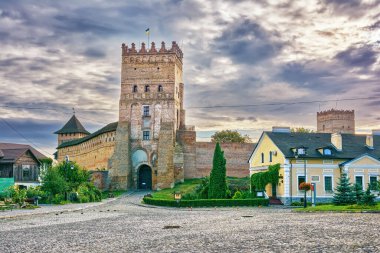 Gündoğumunda Lutsk (Ukrayna) şehrindeki ortaçağ kalesi.