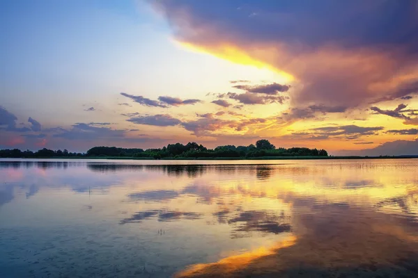 Закат Над Озером Небо Облаками Отражается Воде — стоковое фото
