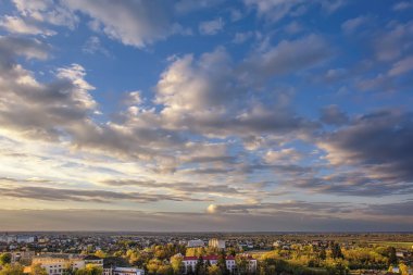 Şehir binalarının üzerinde gün batımı. Yükseklikten görüntüle.