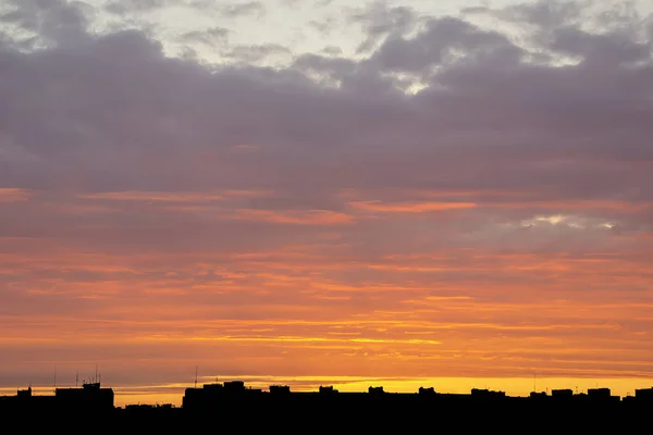 Niebo Chmurami Zachodzie Słońca Nad Sylwetkami Budynków Miejskich — Zdjęcie stockowe
