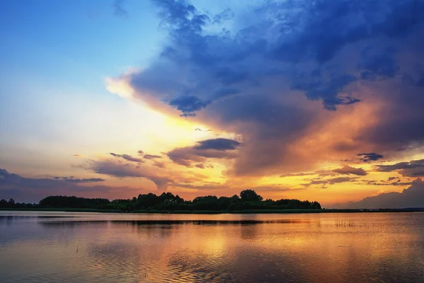 Закат Над Озером Небо Облаками Отражается Воде — стоковое фото