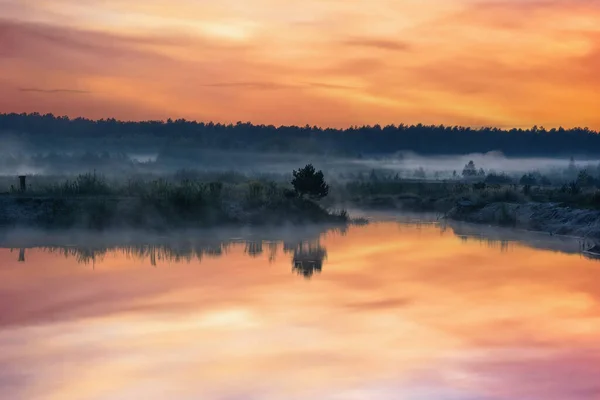 Sonnenuntergang Über Dem Teich Der Himmel Mit Wolken Spiegelt Sich — Stockfoto