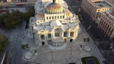 Experience the beauty of Mexico City from above at sunrise in this stunning drone footage. The video captures the impressive Torre Latinoamericana and the iconic Palacio de Bellas Artes, with warm colors illuminating the city.