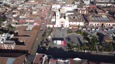 Chignahuapan, Puebla Meksika. 23 Kasım 2022. Orta Plaza de Armas 'daki Barok Kilisesi Parroquia de Santiago Apstol panoramik drone görüntüsü.