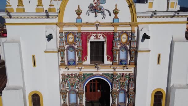 チグナワパン プエブラメキシコ 2022年11月23日 中央広場 アルマスの先住民バロック様式の教会Parroquia Santiago Apstolのパノラマドローンビュー — ストック動画