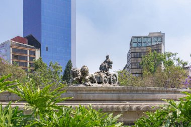 Mexico City 'deki Cibeles çeşmesi İspanya' nın başkenti Madrid 'deki Plaza de Cibeles' de bulunan Cibeles çeşmesinin birebir kopyası.