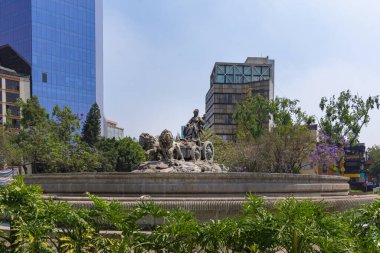 Mexico City 'deki Cibeles çeşmesi İspanya' nın başkenti Madrid 'deki Plaza de Cibeles' de bulunan Cibeles çeşmesinin birebir kopyası.