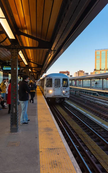 Metro Istasyonundaki Genç Adamı Trenin Durmasını Bekliyor Bulanık Hareket Eden — Stok fotoğraf