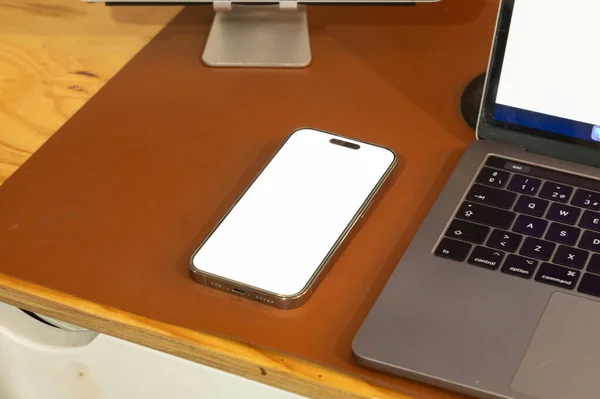 Çalışan masa ve deri koltukta parola sayfası olan cep telefonu.