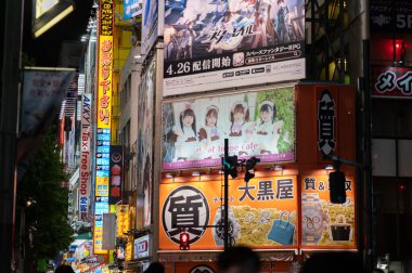 Akihabara Tokio, Japonya 05 Mayıs 2023: Tokyo 'daki Neon Nights Akihabara Hava karardıktan sonra Akihabara - Şehir manzarası, Arcade Kumar ve Gece Keyifleri