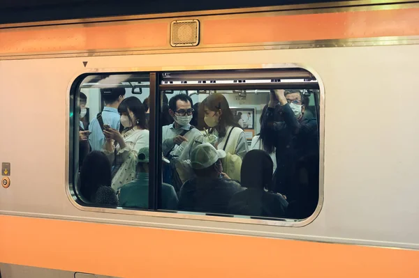 2023年5月15日 東京の通勤文化を垣間見る 地下鉄のラッシュアワーの中での静かな会話 — ストック写真