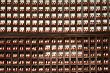 Japonya 'nın Osaka caddelerinde Darumas kalabalığını gösteren canlı bir görüntü. Bu ikonik Japon geleneğinin renkli ve kültürel açıdan zengin bir temsili. Japonca projeler için mükemmel