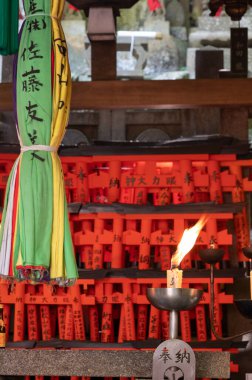 Bin Torii Kapısı Tapınağı. Fushimi Inari Tapınağı. Binlerce vermilion torii kapısıyla ünlüdür. Japonya