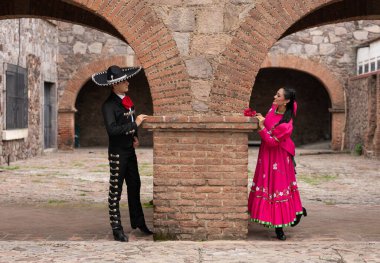 Genç İspanyol kadın ve erkek bağımsızlık gününde veya Cinco de mayonez geçit töreninde veya kültür festivalinde