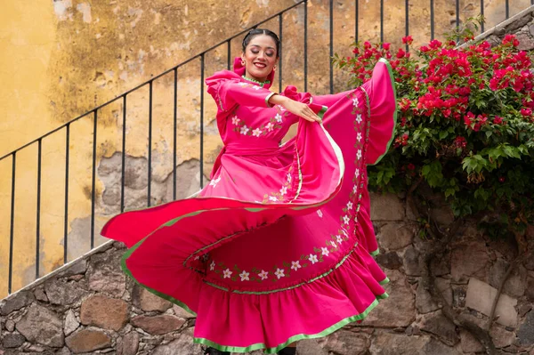 Genç İspanyol kadın ve erkek bağımsızlık gününde veya Cinco de mayonez geçit töreninde veya kültür festivalinde