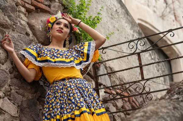 Frida Inspired Essence Frida Kahlo를 연상시키는 멕시코 여성은 섬세한 아래의 — 스톡 사진