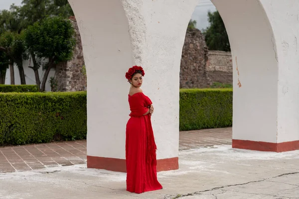 Frida Inspired Essence Μια Μεξικάνα Που Θυμίζει Φρίντα Κάλο Κοσμεί — Φωτογραφία Αρχείου