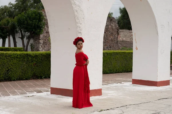 Frida Inspired Essence Μια Μεξικάνα Που Θυμίζει Φρίντα Κάλο Κοσμεί — Φωτογραφία Αρχείου