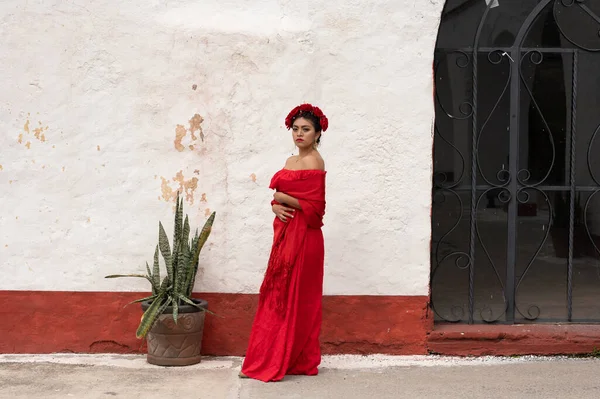 Frida Inspired Essence Meksykanka Przypominająca Fridę Kahlo Uświetnia Starsze Krzesło — Zdjęcie stockowe