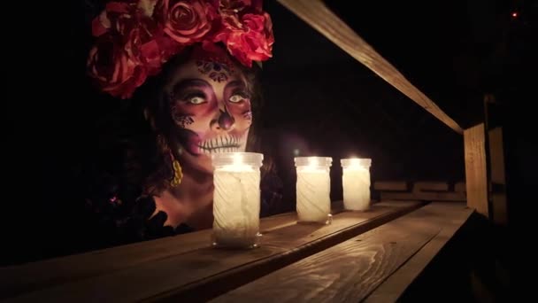 メキシコの伝統を受け入れる キャンドルライトによって照らされた死んだ衣装のカトリーナの活気に満ちた日 — ストック動画