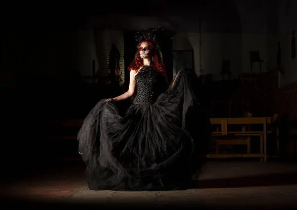 Calavera Catrina 'nın yakın plan portresi. Kafatası şekeri makyajlı genç bir kadın. Dia de los muertos. Ölüler Günü. Cadılar Bayramı.