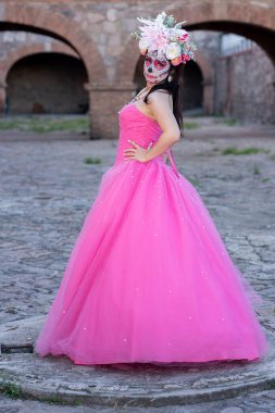 Şeker kafatası makyaj siyah arka plan üzerinde bir kızla portresi. Calavera Catrina. Dia de los muertos. Ölülerin günü. Cadılar Bayramı.