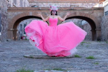Şeker kafatası makyaj siyah arka plan üzerinde bir kızla portresi. Calavera Catrina. Dia de los muertos. Ölülerin günü. Cadılar Bayramı.