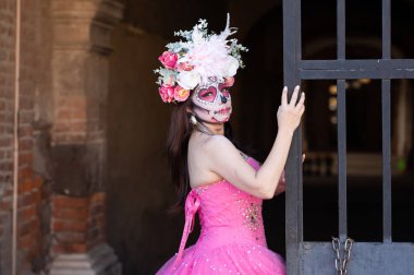 Şeker kafatası makyaj siyah arka plan üzerinde bir kızla portresi. Calavera Catrina. Dia de los muertos. Ölülerin günü. Cadılar Bayramı.