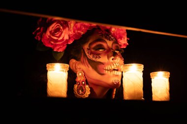 Calavera Catrina bir tahtta oturuyor. Şeker kafatası makyaj. Dia de los muertos. Ölülerin günü. Cadılar Bayramı.