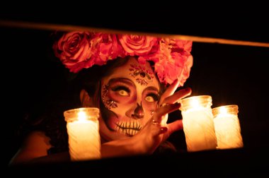 Calavera Catrina bir tahtta oturuyor. Şeker kafatası makyaj. Dia de los muertos. Ölülerin günü. Cadılar Bayramı.