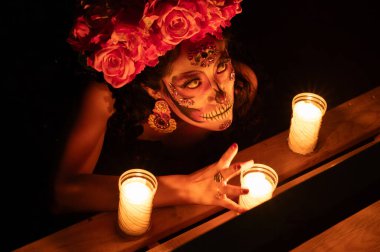 Calavera Catrina bir tahtta oturuyor. Şeker kafatası makyaj. Dia de los muertos. Ölülerin günü. Cadılar Bayramı.
