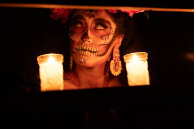 Calavera Catrina bir tahtta oturuyor. Şeker kafatası makyaj. Dia de los muertos. Ölülerin günü. Cadılar Bayramı.