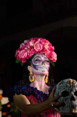 Calavera Catrina bir tahtta oturuyor. Şeker kafatası makyaj. Dia de los muertos. Ölülerin günü. Cadılar Bayramı.