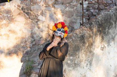 Calavera Catrina 'nın yakın plan portresi. Kafatası şekeri makyajlı genç bir kadın. Dia de los muertos. Ölüler Günü. Cadılar Bayramı.