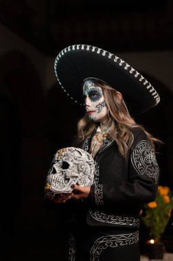 Calavera Catrina 'nın yakın plan portresi. Kafatası şekeri makyajlı genç bir kadın. Dia de los muertos. Ölüler Günü. Cadılar Bayramı.