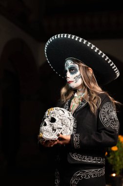 Calavera Catrina 'nın yakın plan portresi. Kafatası şekeri makyajlı genç bir kadın. Dia de los muertos. Ölüler Günü. Cadılar Bayramı.