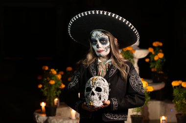 Calavera Catrina 'nın yakın plan portresi. Kafatası şekeri makyajlı genç bir kadın. Dia de los muertos. Ölüler Günü. Cadılar Bayramı.