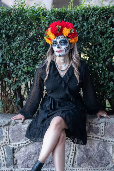 カラベラ カトリーナの肖像画を閉じる 砂糖の頭蓋骨の化粧をした若い女性 ダイア ムエルトス 死者の日 ハロウィン — ストック写真