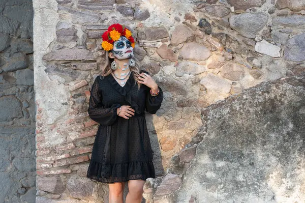 カラベラ カトリーナの肖像画を閉じる 砂糖の頭蓋骨の化粧をした若い女性 ダイア ムエルトス 死者の日 ハロウィン — ストック写真
