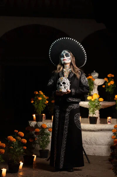 Calavera Catrina 'nın yakın plan portresi. Kafatası şekeri makyajlı genç bir kadın. Dia de los muertos. Ölüler Günü. Cadılar Bayramı.