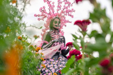 Cholula Cempasuchil Fields 'ın Kalbindeki Şanlı Zarafet: Ölülerin Büyüleyici Bir Günü, Çarpıcı bir kadının Catrina' ya dönüştürüldüğü, Die de Muertos 'un geleneklerine ödeme yaptığı