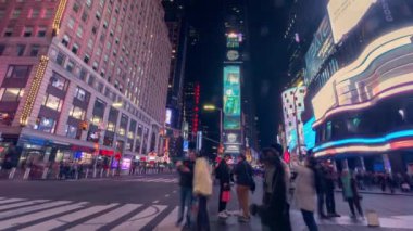 Time Square - New York hareket halinde. Hareket halindeki arabaların görüntüsü bulanık. Zaman Uygulaması